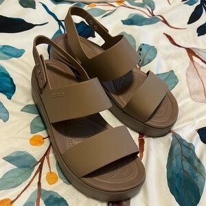 Crocs Women’s Brooklyn Low Wedge, sz 9